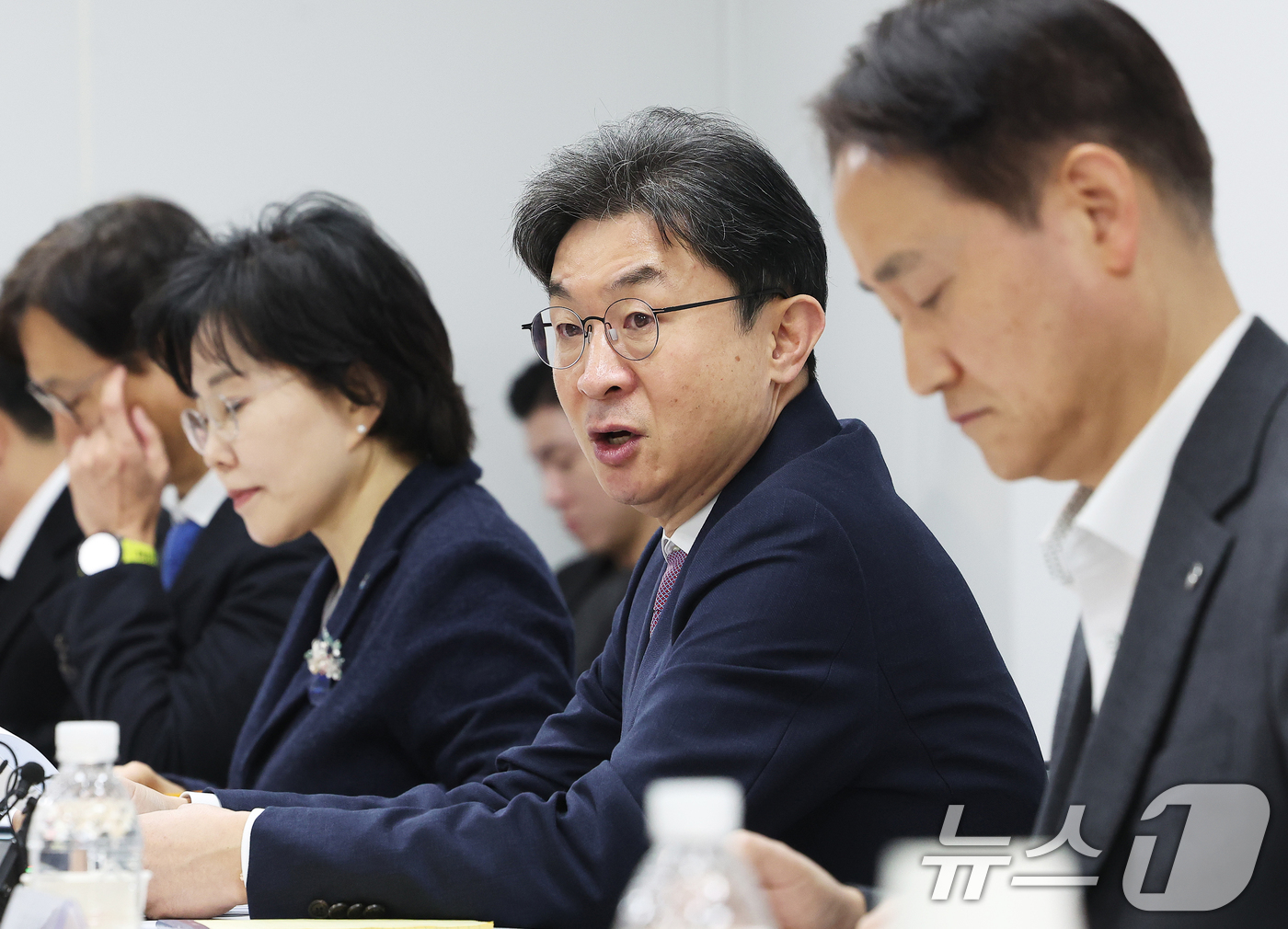 (수원=뉴스1) 김영운 기자 = 이억원 금융위원회 위원장이 8일 오전 경기 수원시 팔달구 수원서민금융통합지원센터에서 열린 포용적 금융 대전환 제1차 회의에서 모두발언을 하고 있다. …