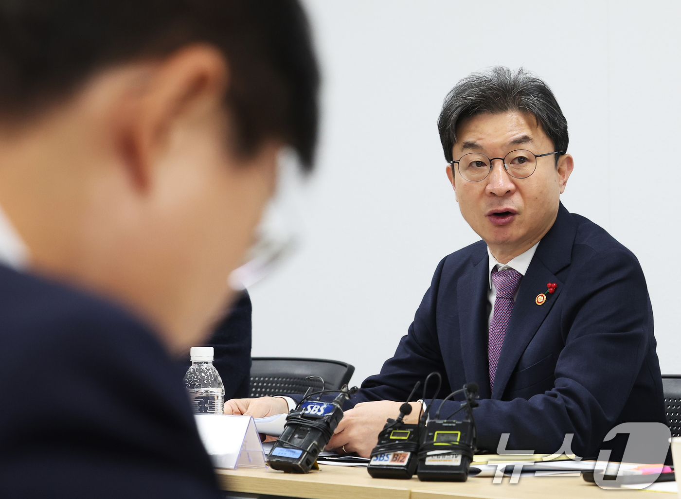 (수원=뉴스1) 김영운 기자 = 이억원 금융위원회 위원장이 8일 오전 경기 수원시 팔달구 수원서민금융통합지원센터에서 열린 포용적 금융 대전환 제1차 회의에서 모두발언을 하고 있다. …