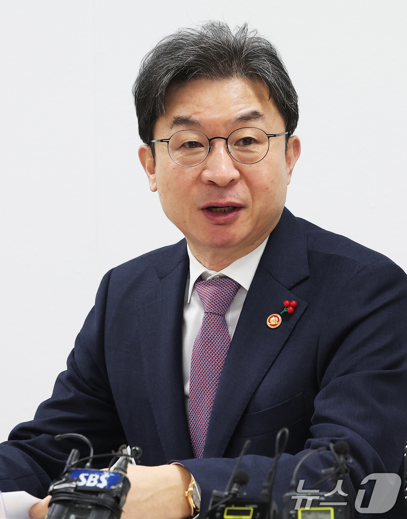 (수원=뉴스1) 김영운 기자 = 이억원 금융위원회 위원장이 8일 오전 경기 수원시 팔달구 수원서민금융통합지원센터에서 열린 포용적 금융 대전환 제1차 회의에서 모두발언을 하고 있다. …