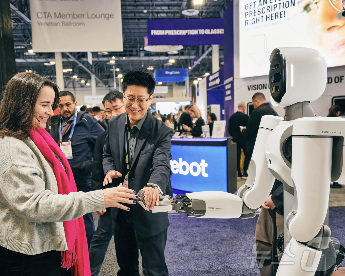 (서울=뉴스1) = 지난 6일(현지시간) 미국 라스베이거스에서 열린 CES 2026 위로보틱스 부스에서 관람객이 휴머노이드 로봇 ‘알렉스’(ALLEX)와 손을 맞대며 직접 상호작용 …