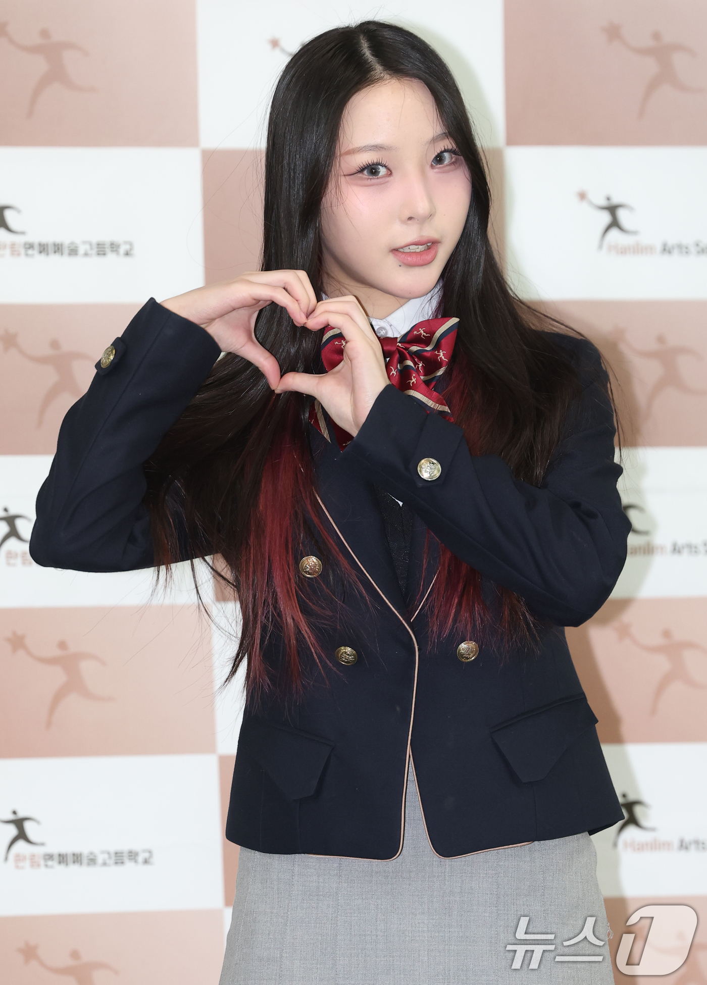 (서울=뉴스1) 권현진 기자 = 어라이즈 황지후가 8일 오전 서울 송파구 한림연예예술고등학교에서 진행된 제 15회 졸업식에 참석해 포즈를 취하고 있다. 2026.1.8/뉴스1