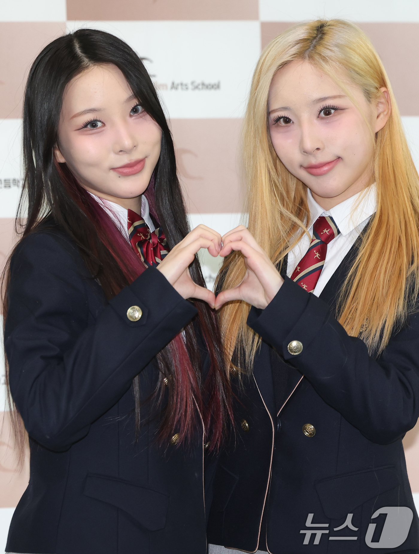 (서울=뉴스1) 권현진 기자 = 어라이즈 지후, 지호 자매가 8일 오전 서울 송파구 한림연예예술고등학교에서 진행된 제 15회 졸업식에 참석해 포즈를 취하고 있다. 2026.1.8/ …