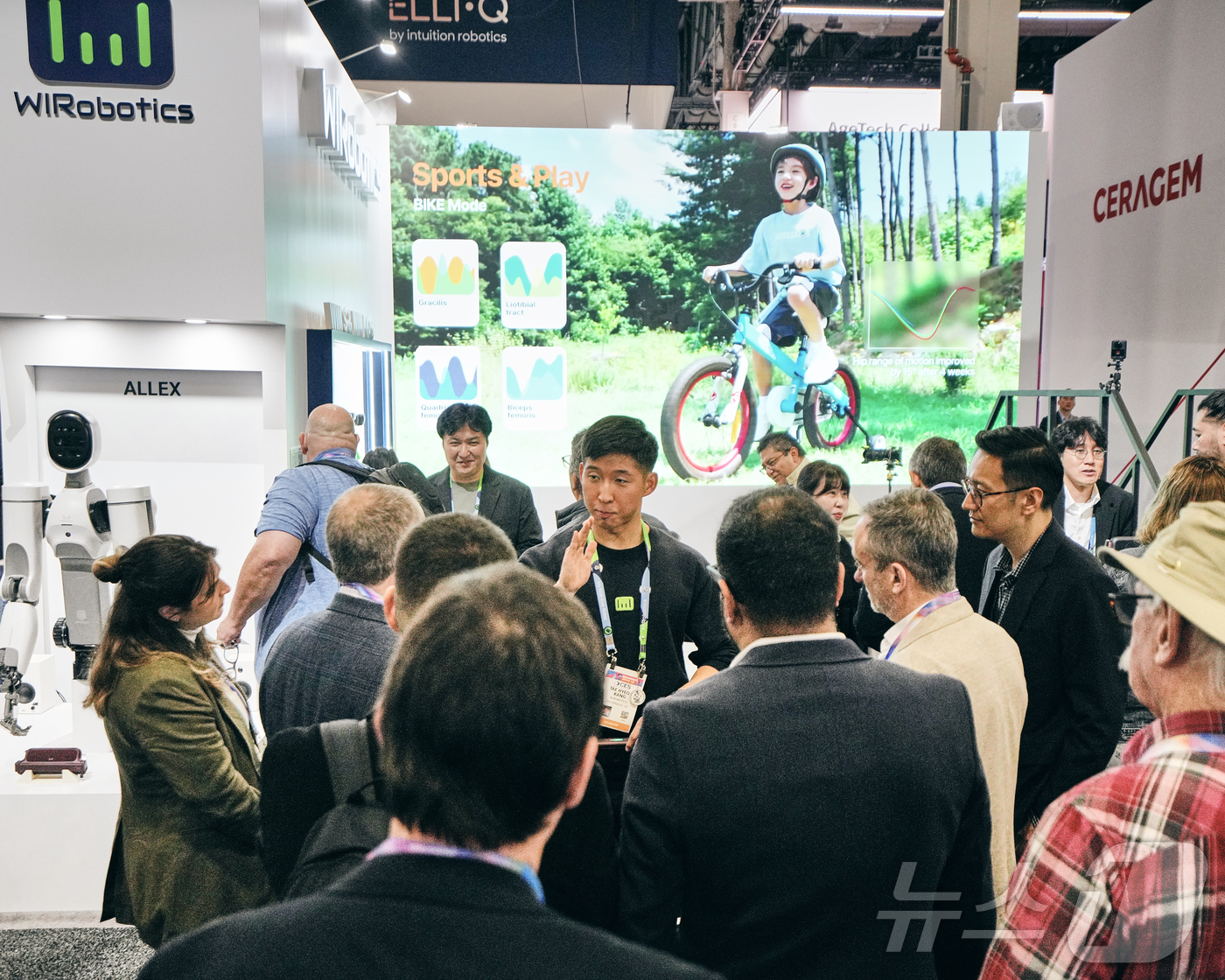 (서울=뉴스1) = 지난 6일(현지시간) 미국 라스베이거스에서 열린 CES 2026 전시 현장에서 위로보틱스 관계자가 글로벌 미디어를 대상으로 로봇 기술과 제품 전략을 설명하고 있 …