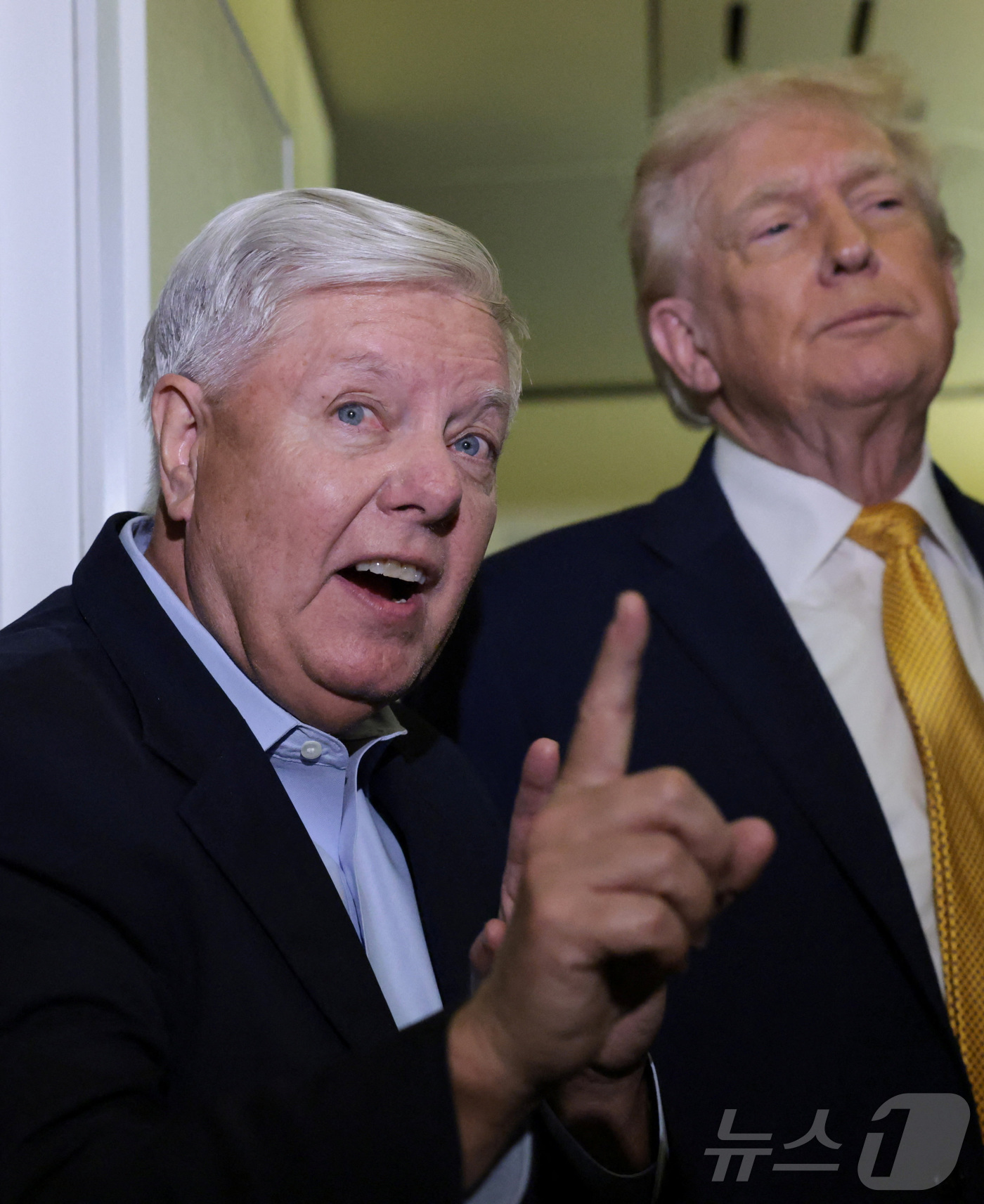 (로이터=뉴스1) 김경민 기자 = 공화당 소속 린지 그레이엄 미국 상원의원이 4일(현지시간) 플로리다에서 메릴랜드주 앤드루스 합동기지로 향하는 대통령 전용기 에어포스 원 안에서 도 …