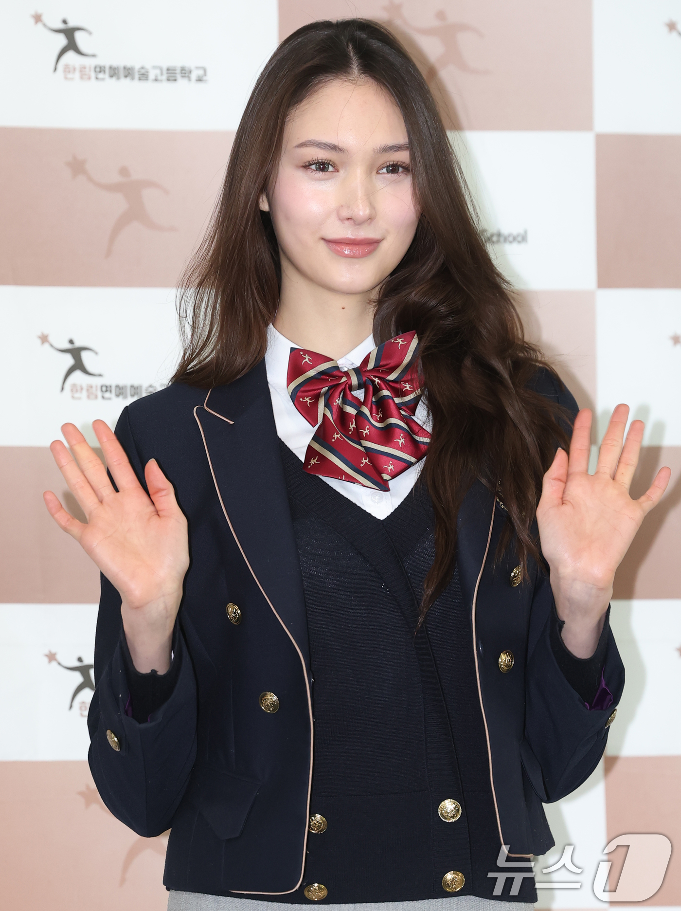 (서울=뉴스1) 권현진 기자 = 모델 이소피아가 8일 오전 서울 송파구 한림연예예술고등학교에서 진행된 제 15회 졸업식에 참석해 포즈를 취하고 있다. 2026.1.8/뉴스1