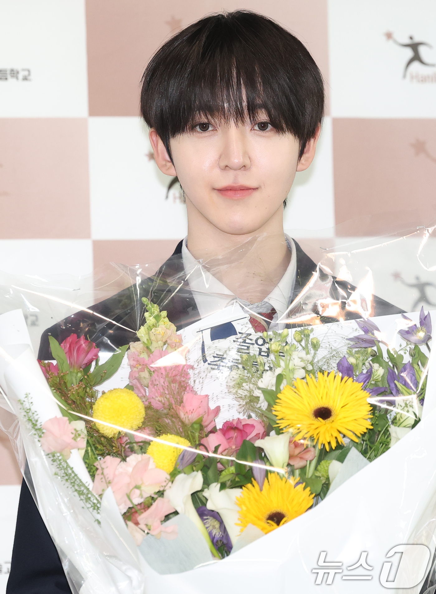 (서울=뉴스1) 권현진 기자 = 킥플립 동현이 8일 오전 서울 송파구 한림연예예술고등학교에서 진행된 제 15회 졸업식에 참석해 포즈를 취하고 있다. 2026.1.8/뉴스1