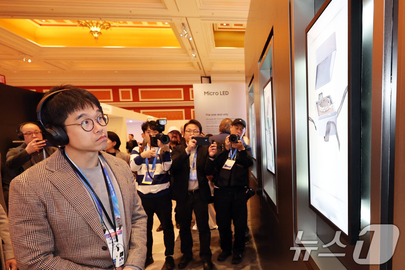 본문 이미지 - 이선호 CJ그룹 미래기획그룹장이 7일(현지시간) 미국 네바다주 라스베이거스 윈호텔에 마련된 ' CES 2026 삼성전자 단독 전시장'에서 제품을 살펴보고 있다. 2026.1.8/뉴스1 ⓒ News1 황기선 기자