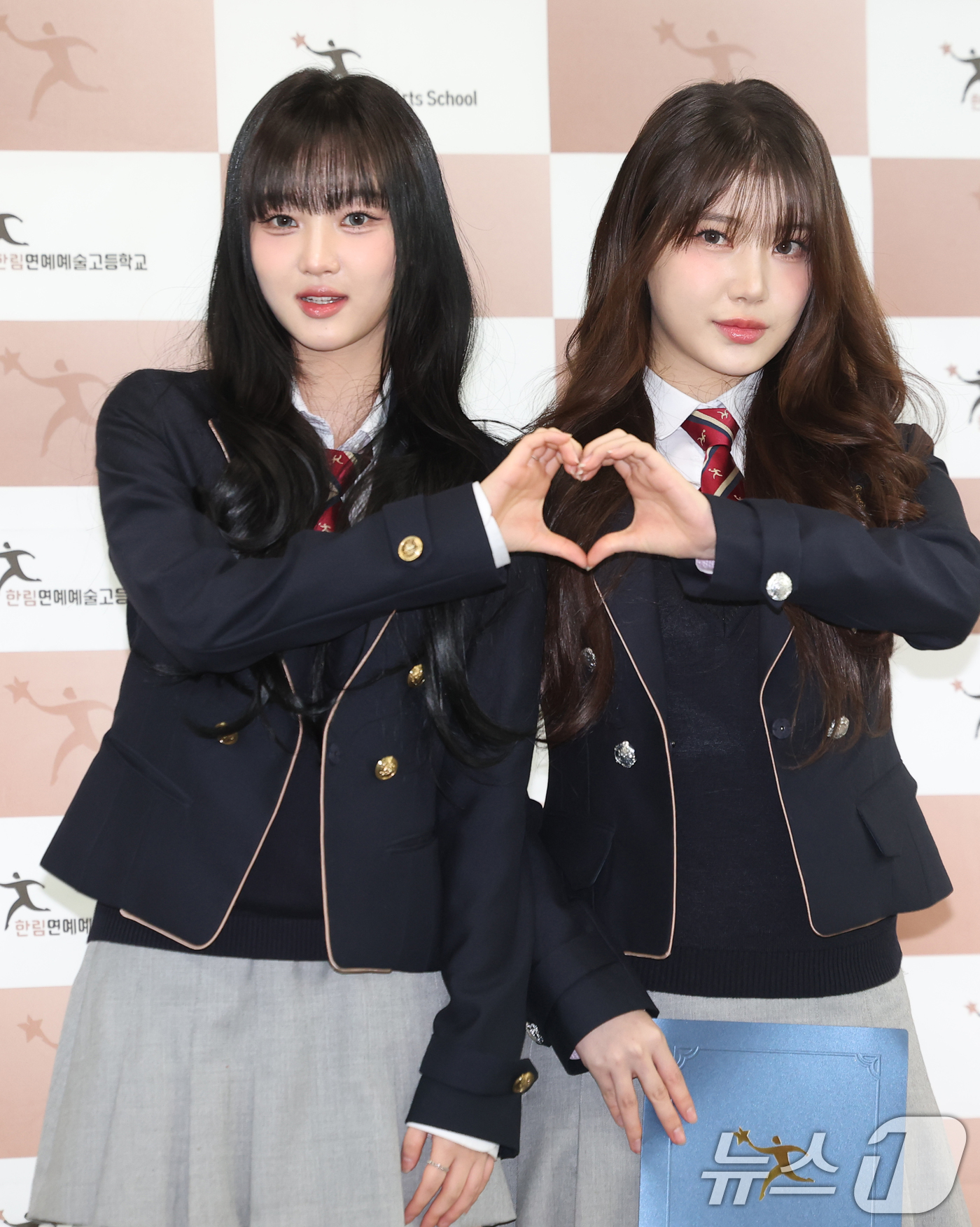 (서울=뉴스1) 권현진 기자 = 유스피어 시안, 선우(오른쪽)가 8일 오전 서울 송파구 한림연예예술고등학교에서 진행된 제 15회 졸업식에 참석해 포즈를 취하고 있다. 2026.1. …