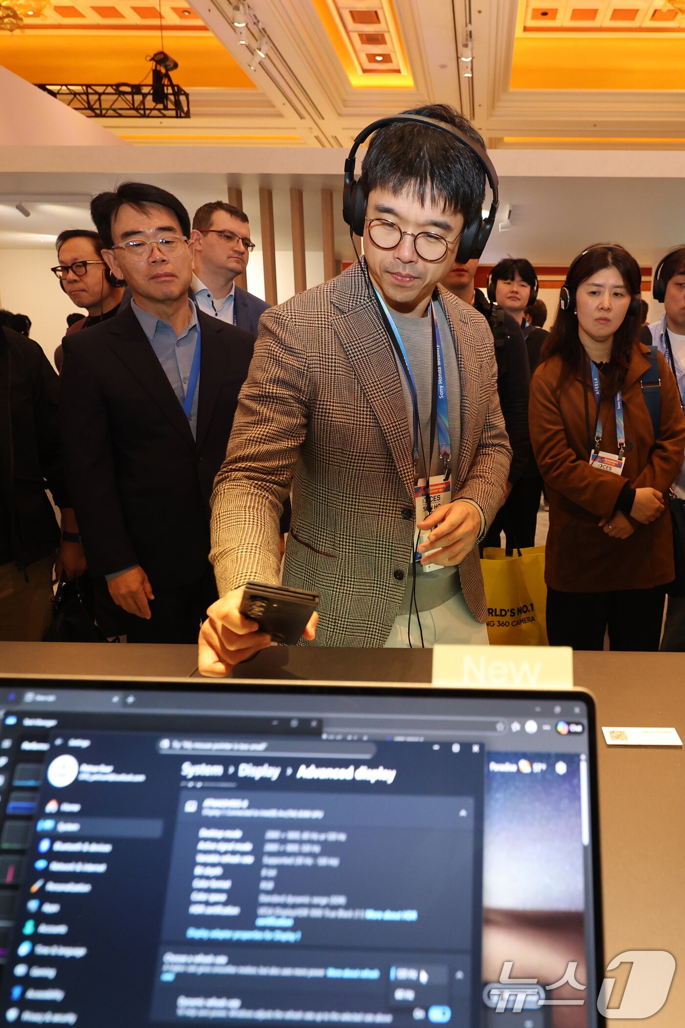 본문 이미지 - 이선호 CJ그룹 미래기획그룹장이 7일(현지시간) 미국 네바다주 라스베이거스 윈호텔에 마련된 ' CES 2026 삼성전자 단독 전시장'에서 제품을 살펴보고 있다. 2026.1.8/뉴스1 ⓒ News1 황기선 기자