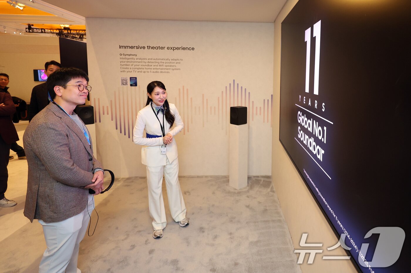 본문 이미지 - 이선호 CJ그룹 미래기획그룹장이 7일(현지시간) 미국 네바다주 라스베이거스 윈호텔에 마련된 ' CES 2026 삼성전자 단독 전시장'에서 제품을 살펴보고 있다. 2026.1.8/뉴스1 ⓒ News1 황기선 기자