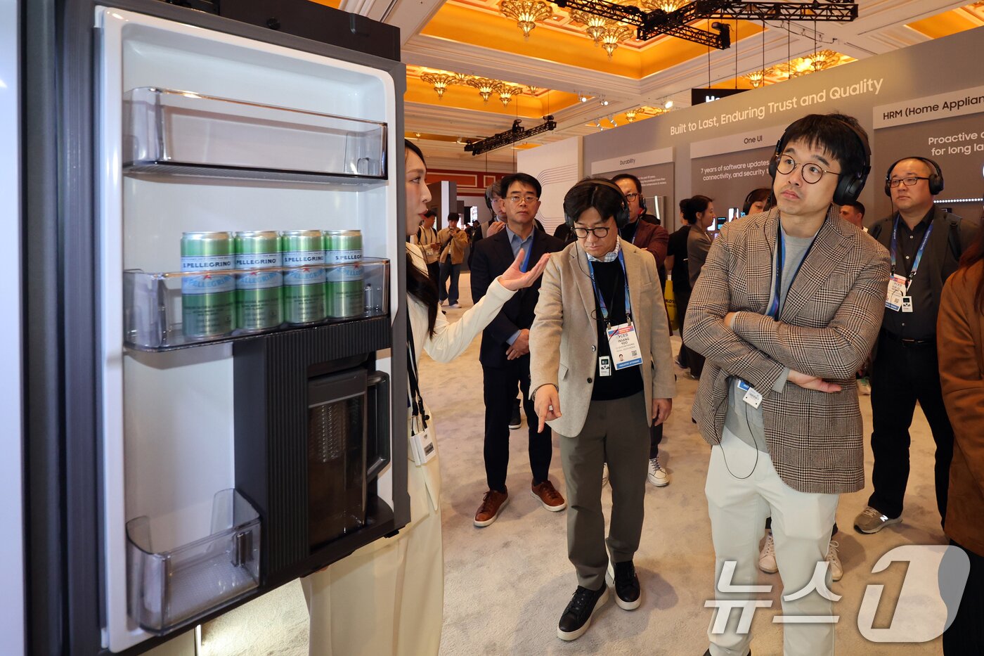 본문 이미지 - 이선호 CJ그룹 미래기획그룹장이 7일(현지시간) 미국 네바다주 라스베이거스 윈호텔에 마련된 ' CES 2026 삼성전자 단독 전시장'에서 제품을 살펴보고 있다. 2026.1.8/뉴스1 ⓒ News1 황기선 기자