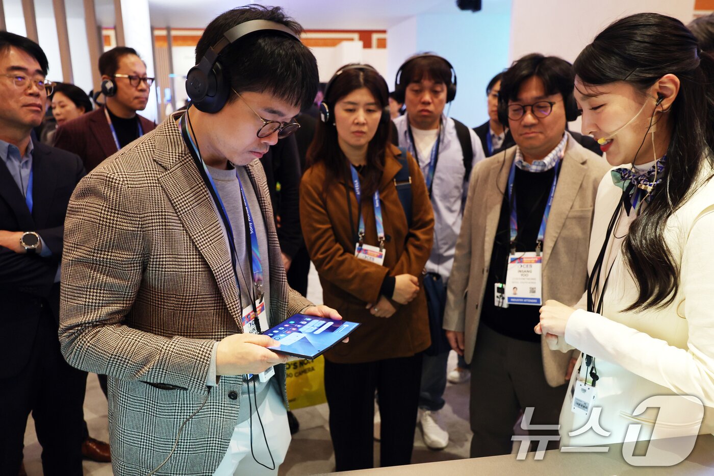 본문 이미지 - 이선호 CJ그룹 미래기획그룹장이 7일(현지시간) 미국 네바다주 라스베이거스 윈호텔에 마련된 ' CES 2026 삼성전자 단독 전시장'에서 제품을 살펴보고 있다. 2026.1.8/뉴스1 ⓒ News1 황기선 기자