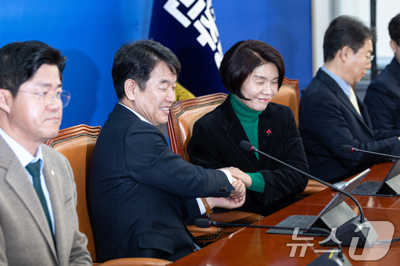 (서울=뉴스1) 이승배 기자 = 문진석 더불어민주당 원내대표 직무대행이 8일 서울 여의도 국회에서 열린 정책조정회의에서 모두발언을 마치고 한정애 정책위의장과 손을 맞잡고 있다. 2 …