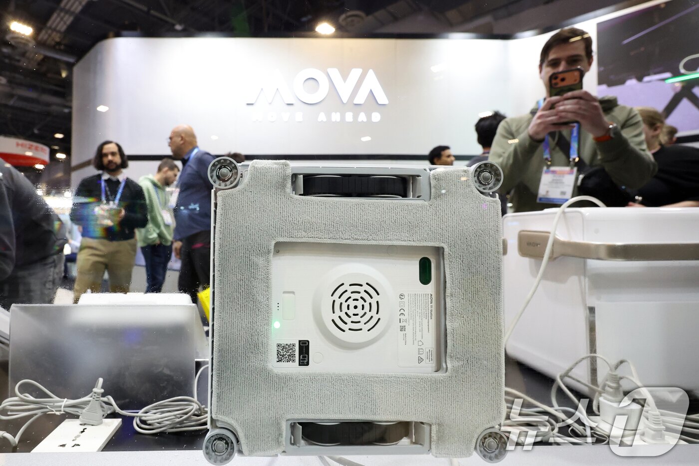 본문 이미지 - 세계 최대 IT(정보기술)·가전 전시회 'CES 2026' 개막 이틀차인 7일(현지시간) 미국 네바다주 라스베이거스 베네치안엑스포 유레카관에서 모바 부스를 찾은 관람객들이 제품을 살펴보고 있다. 2026.1.8/뉴스1 ⓒ News1 황기선 기자