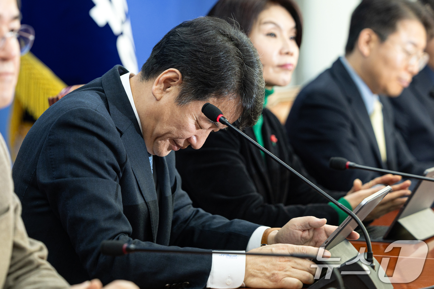 (서울=뉴스1) 이승배 기자 = 문진석 더불어민주당 원내대표 직무대행이 8일 서울 여의도 국회에서 열린 정책조정회의에서 모두발언을 마치고 고개 숙여 인사하고 있다. 2026.1.8 …