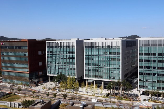 LG이노텍, 유리가공 업체 손잡고 유리기판 시장 공략 나선다