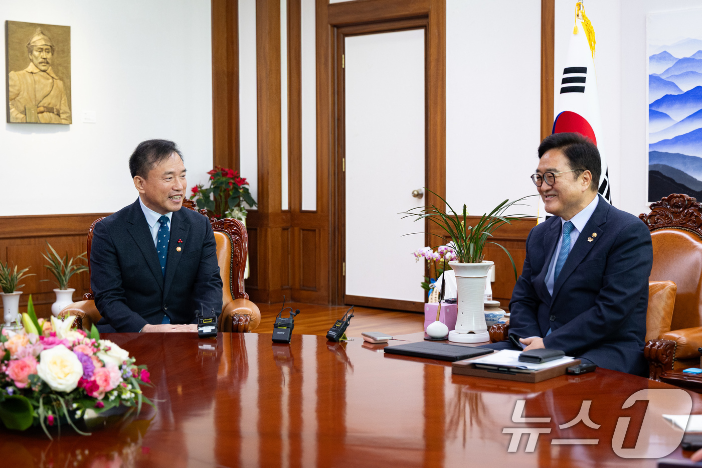 (서울=뉴스1) 유승관 기자 = 김종철 방송미디어통신위원장이 8일 서울 여의도 국회에서 우원식 국회의장을 예방하고 있다. 2026.1.8/뉴스1
