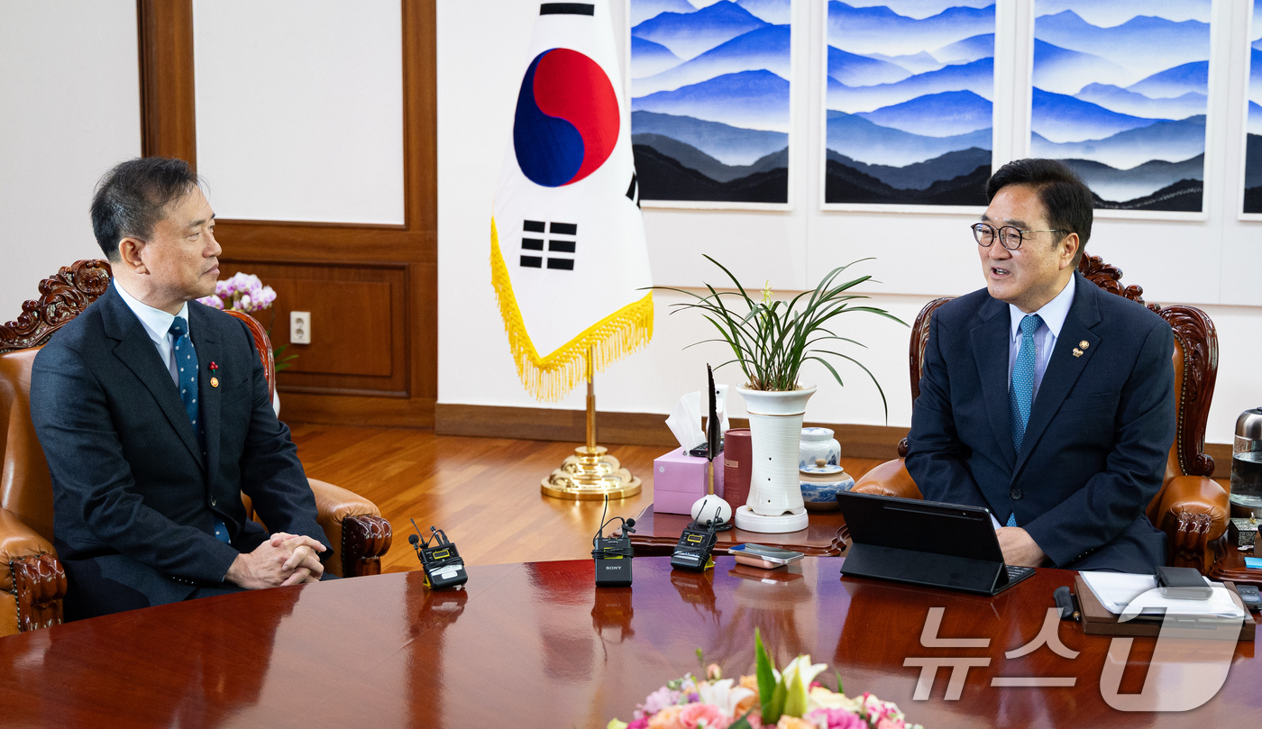 (서울=뉴스1) 유승관 기자 = 우원식 국회의장이 8일 서울 여의도 국회에서 김종철 방송미디어통신위원장을 접견하고 있다. 2026.1.8/뉴스1