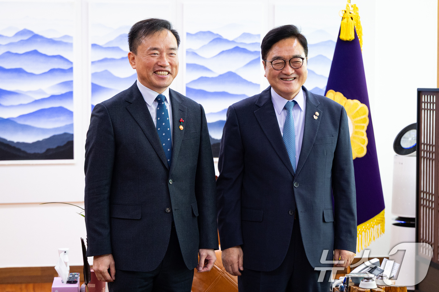 (서울=뉴스1) 유승관 기자 = 우원식 국회의장이 8일 서울 여의도 국회에서 김종철 방송미디어통신위원장을 접견, 기념 촬영을 하고 있다. 2026.1.8/뉴스1