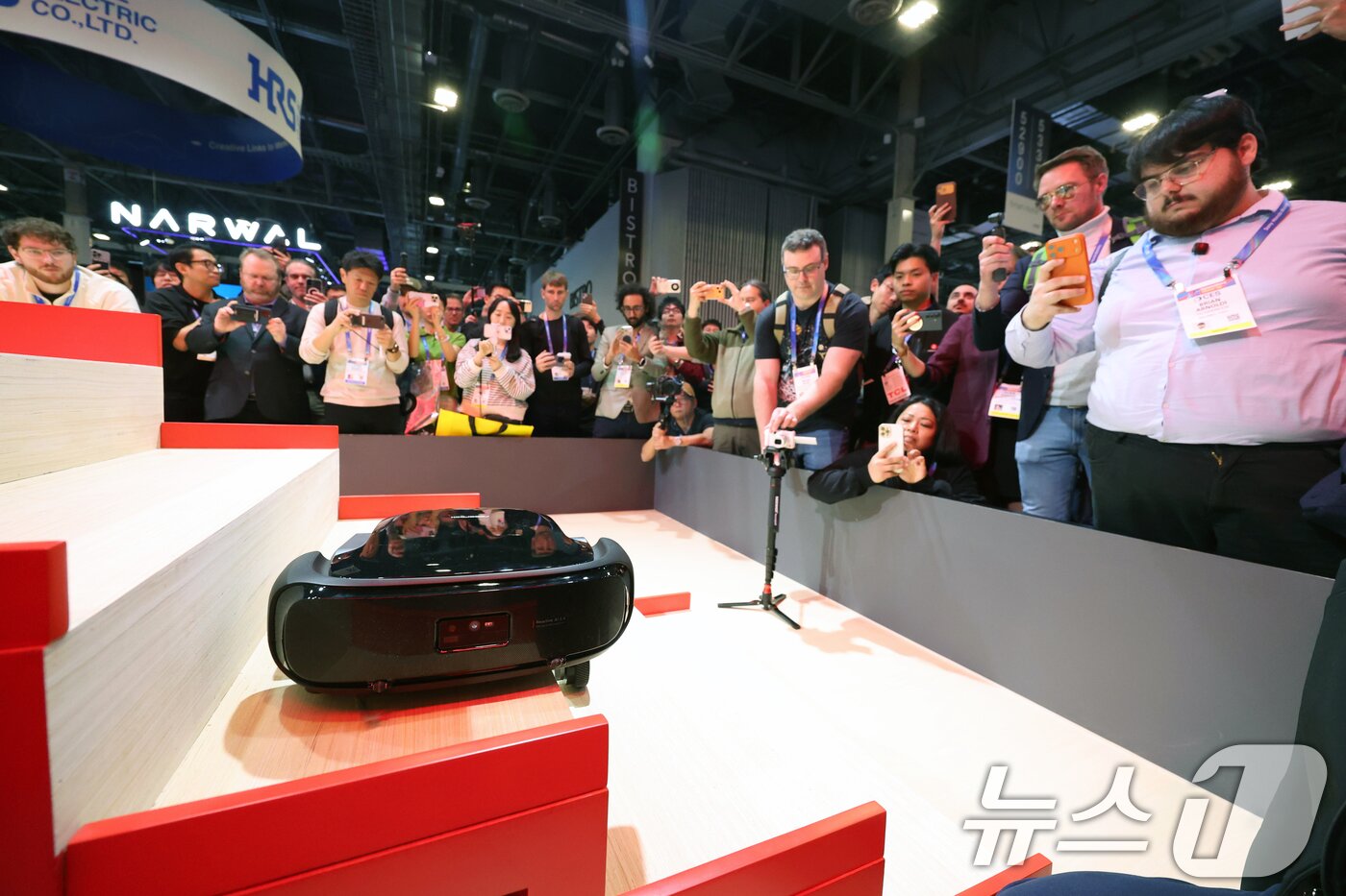 본문 이미지 - 세계 최대 IT(정보기술)·가전 전시회 'CES 2026' 개막 이틀차인 7일(현지시간) 미국 네바다주 라스베이거스 베네치안엑스포 유레카관에서 로보락 부스를 찾은 관람객들이 제품을 살펴보고 있다. 2026.1.8/뉴스1 ⓒ News1 황기선 기자