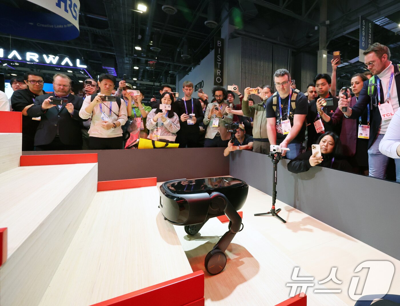 본문 이미지 - 세계 최대 IT(정보기술)·가전 전시회 'CES 2026' 개막 이틀차인 7일(현지시간) 미국 네바다주 라스베이거스 베네치안엑스포 유레카관에서 로보락 부스를 찾은 관람객들이 제품을 살펴보고 있다. 2026.1.8/뉴스1 ⓒ News1 황기선 기자