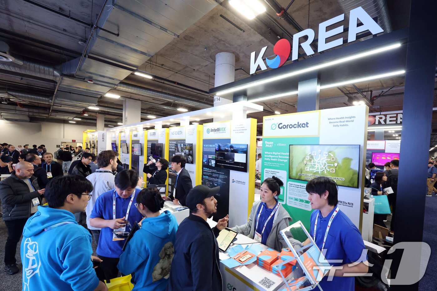 본문 이미지 - 세계 최대 IT(정보기술)·가전 전시회 'CES 2026' 개막 이틀차인 7일(현지시간) 미국 네바다주 라스베이거스 베네치안엑스포 유레카관에서 관람객들이 '통합한국관'을 살펴보고 있다. 2026.1.8/뉴스1 ⓒ News1 황기선 기자