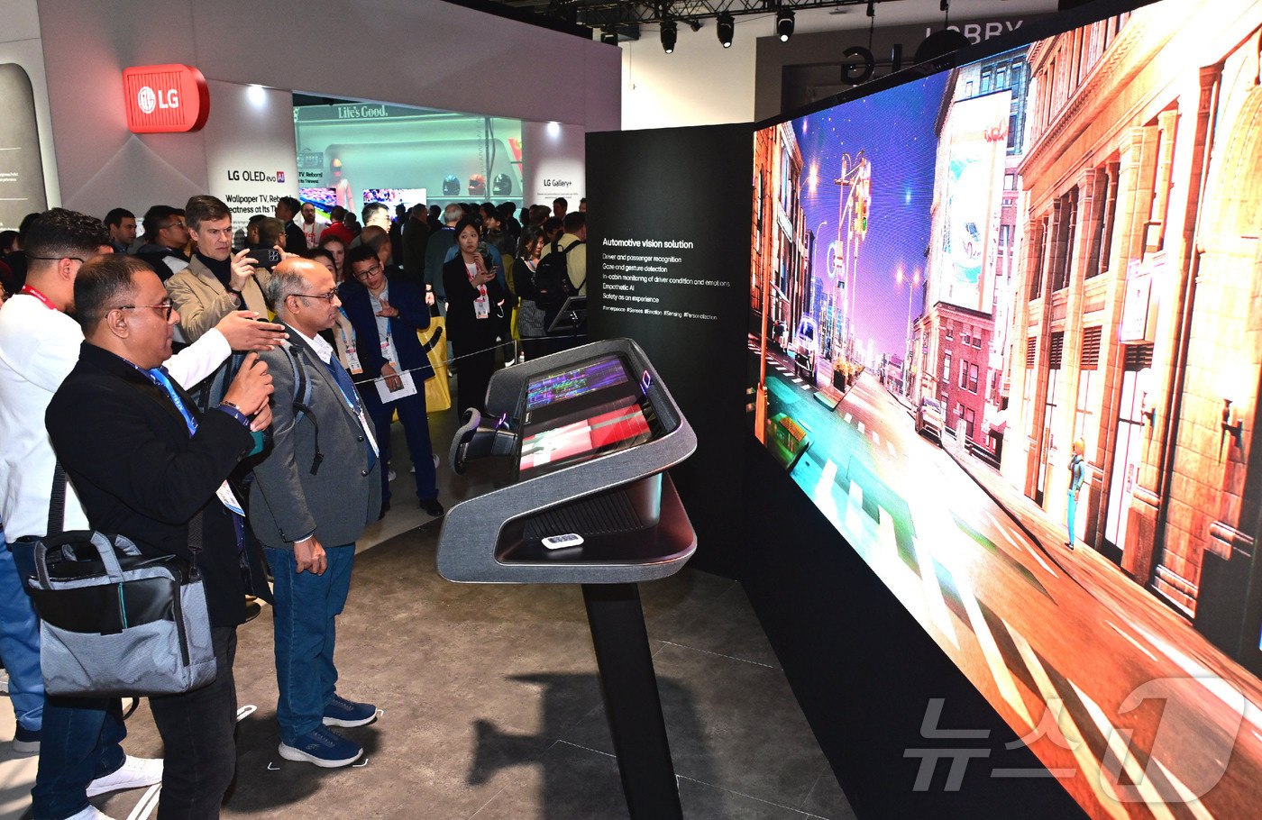 (서울=뉴스1) = 7일(현지 시간) 미국 라스베이거스에서 열리고 있는 세계 최대 가전∙IT 전시회 ‘CES 2026’에서 관람객들이 LG전자의 AI 기반 차량용 솔루션을 체험하고 …