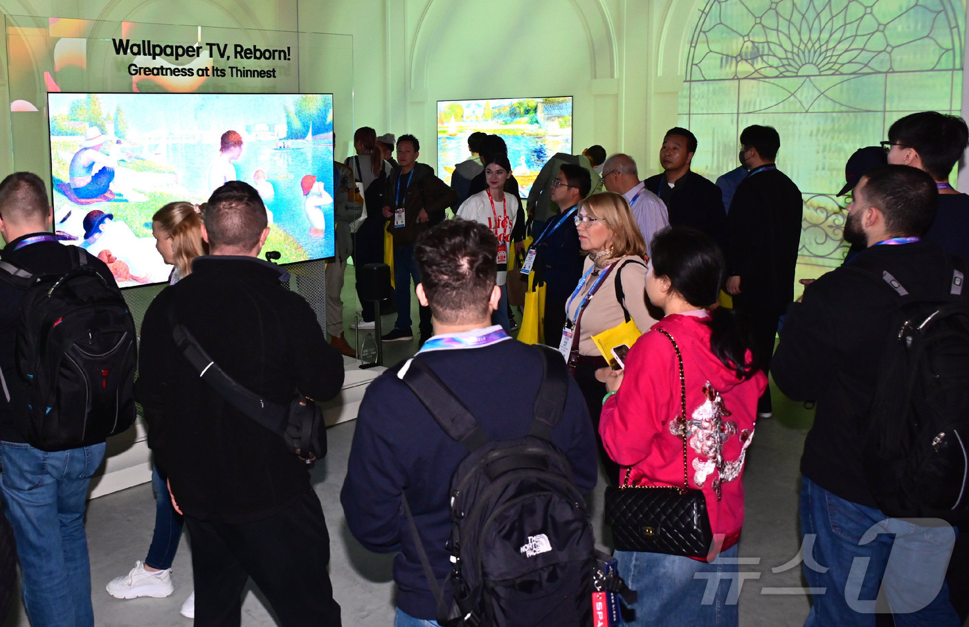 (서울=뉴스1) = 7일(현지 시간) 미국 라스베이거스에서 열린 세계 최대 가전∙IT 전시회 ‘CES 2026’에서 관람객들이 LG전자의 'LG 올레드 에보 W6'와 자체 OS인 …