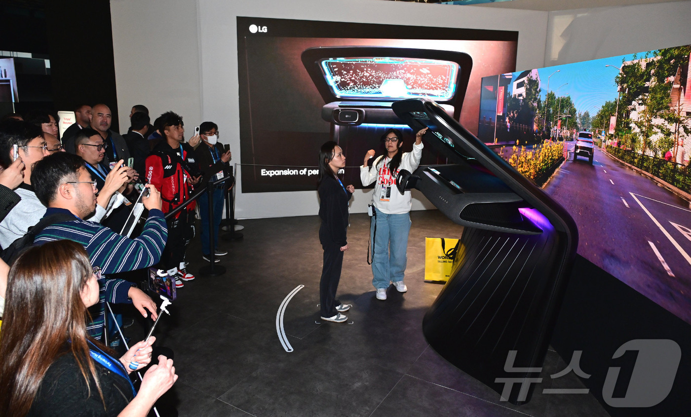 (서울=뉴스1) = 7일(현지 시간) 미국 라스베이거스에서 열리고 있는 세계 최대 가전∙IT 전시회 ‘CES 2026’에서 관람객들이 LG전자의 AI 기반 차량용 솔루션을 체험하고 …