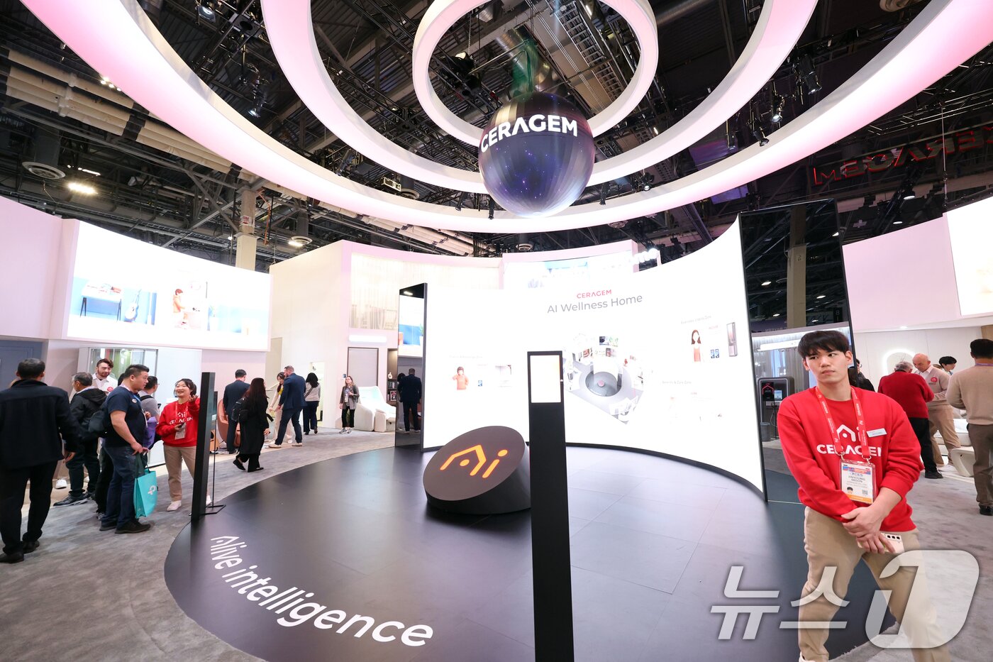 본문 이미지 - 세계 최대 IT(정보기술)·가전 전시회 'CES 2026' 개막 이틀차인 7일(현지시간) 미국 네바다주 라스베이거스 베네치안엑스포 유레카관에서 세라젬 부스를 찾은 관람객들이 제품을 살펴보고 있다. 2026.1.8/뉴스1 ⓒ News1 황기선 기자