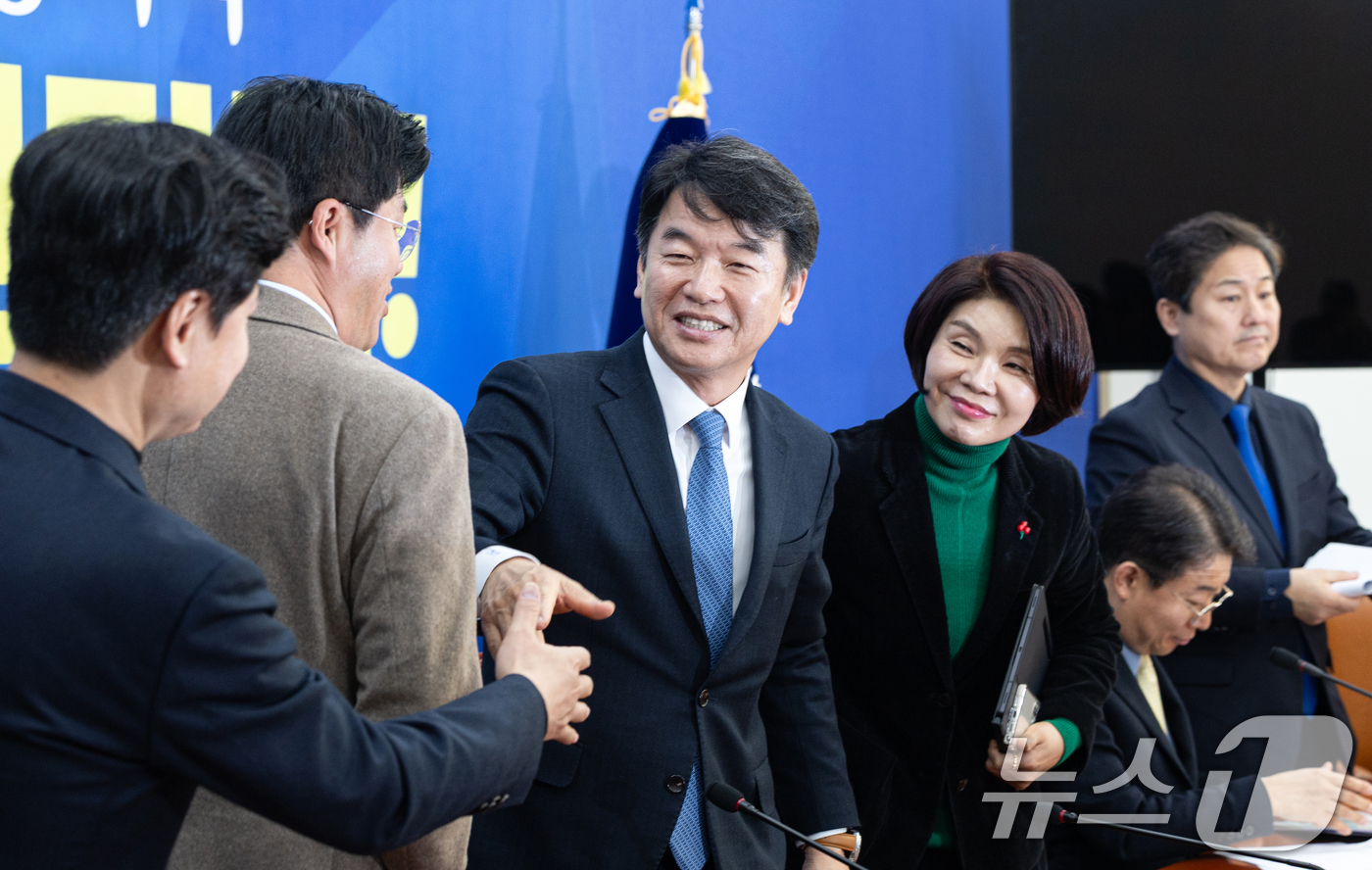 (서울=뉴스1) 이승배 기자 = 문진석 더불어민주당 원내대표 직무대행이 8일 서울 여의도 국회에서 열린 정책조정회의를 마치고 의원들과 인사하고 있다. 2026.1.8/뉴스1