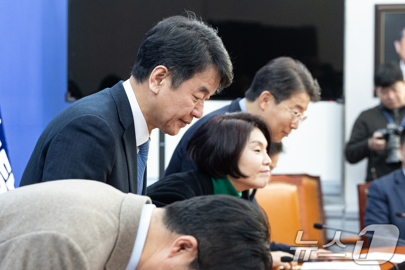 (서울=뉴스1) 이승배 기자 = 문진석 더불어민주당 원내대표 직무대행이 8일 서울 여의도 국회에서 열린 정책조정회의에서 인사하고 있다. 2026.1.8/뉴스1