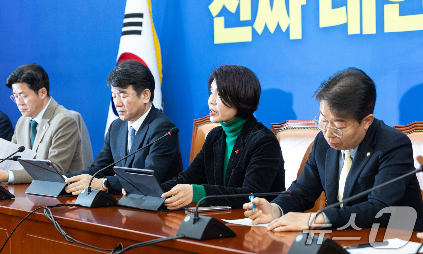 (서울=뉴스1) 이승배 기자 = 한정애 더불어민주당 정책위의장이 8일 서울 여의도 구고히에서 열린 정책조정회의에서 모두발언하고 있다. 2026.1.8/뉴스1