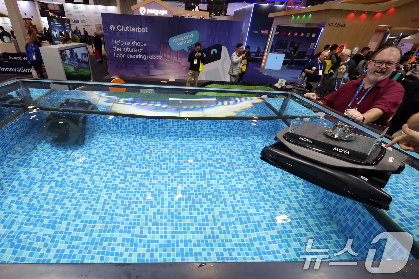 본문 이미지 - 세계 최대 IT(정보기술)·가전 전시회 'CES 2026' 개막 이틀차인 7일(현지시간) 미국 네바다주 라스베이거스 베네치안엑스포 유레카관에서 모바 부스를 찾은 관람객들이 제품을 살펴보고 있다. 2026.1.8/뉴스1 ⓒ News1 황기선 기자