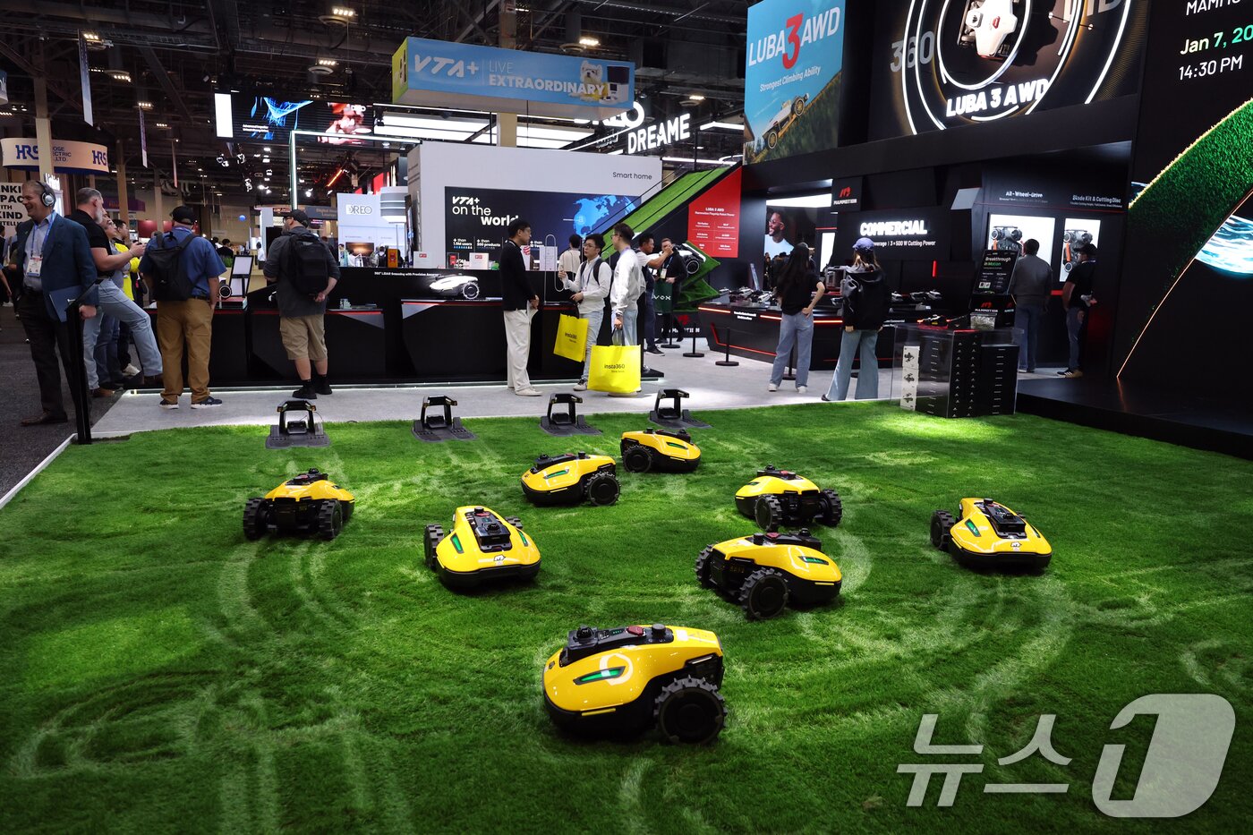 본문 이미지 - 세계 최대 IT(정보기술)·가전 전시회 'CES 2026' 개막 이틀차인 7일(현지시간) 미국 네바다주 라스베이거스 베네치안엑스포 유레카관에서 맘모션 부스를 찾은 관람객들이 제품을 살펴보고 있다. 2026.1.8/뉴스1 ⓒ News1 황기선 기자