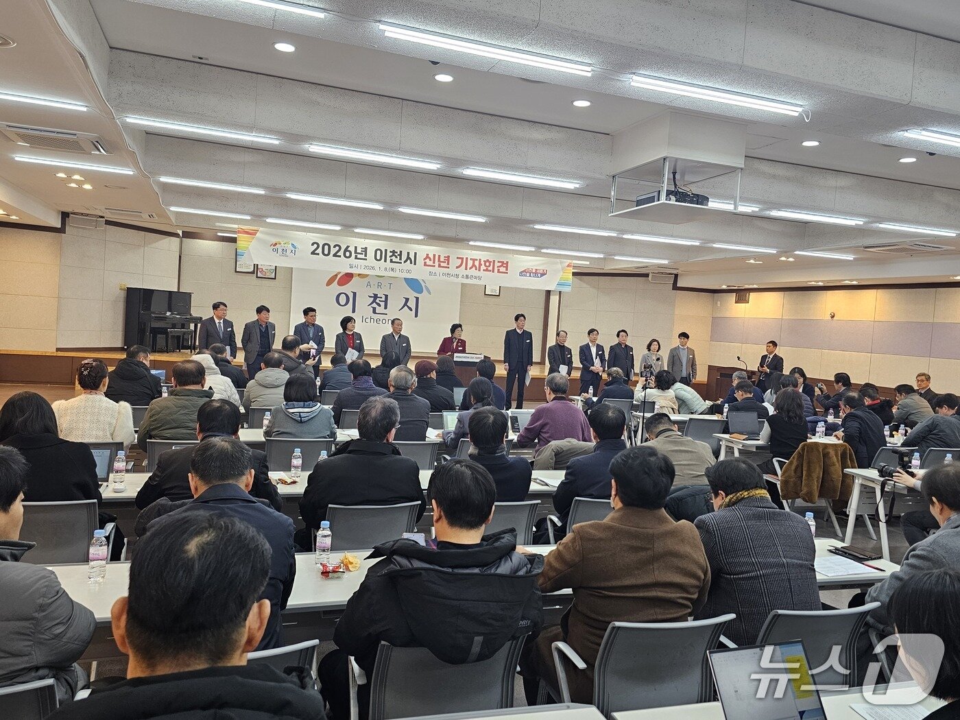 본문 이미지 - 김경희 시장이 8일 이천시청 소통큰마당에서 기자회견을 갖고 올해 주요 시책을 설명하고 있다./김평석 기자ⓒ 뉴스1