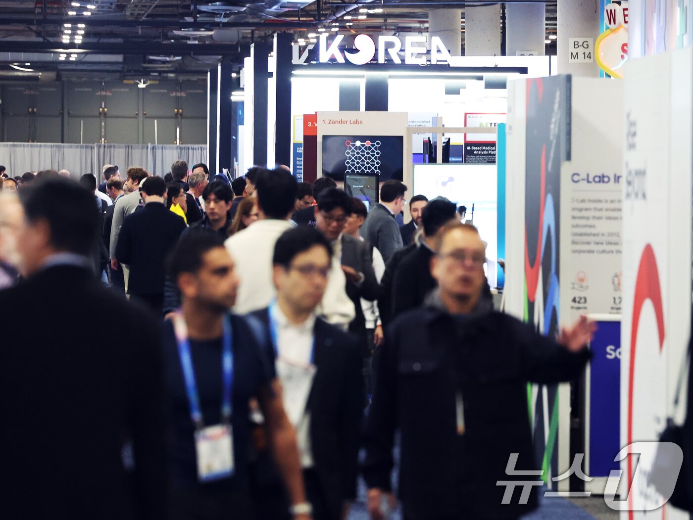 본문 이미지 - 세계 최대 IT(정보기술)·가전 전시회 'CES 2026' 개막 이틀차인 7일(현지시간) 미국 네바다주 라스베이거스 베네치안엑스포 유레카관에서 관람객들이 '통합한국관'을 살펴보고 있다. 2026.1.8/뉴스1 ⓒ News1 황기선 기자