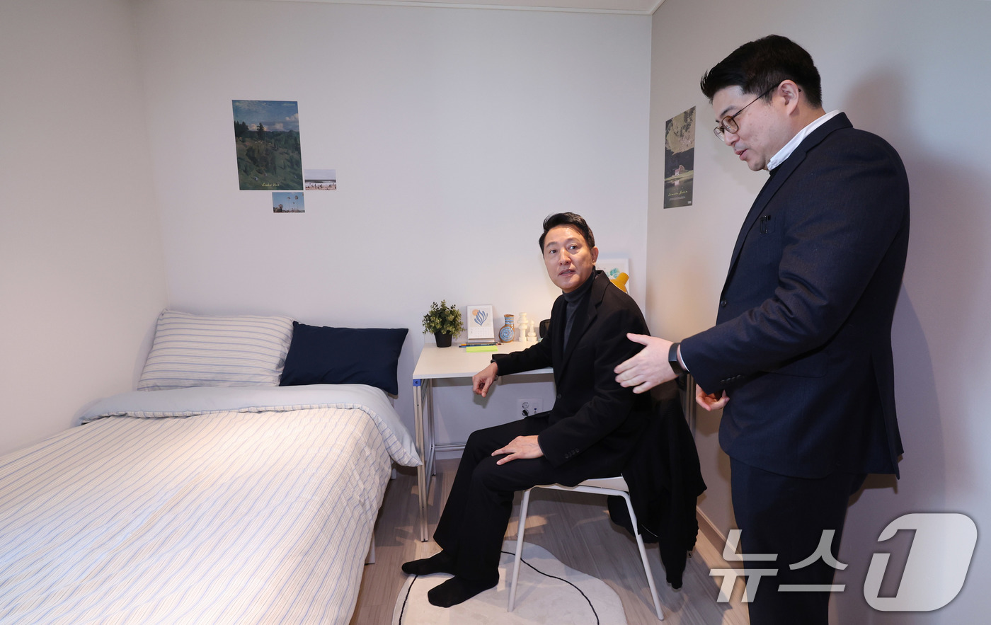 (서울=뉴스1) 박지혜 기자 = 오세훈 서울시장이 8일 서울 마포구 기업형 민간임대주택인 맹그로브 신촌을 찾아 1인실을 현장점검 하고 있다. 2026.1.8/뉴스1