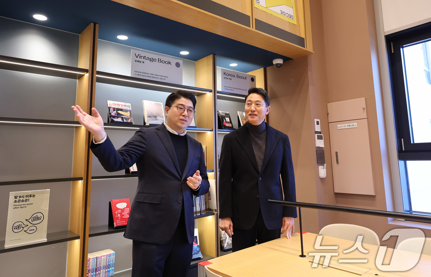 (서울=뉴스1) 박지혜 기자 = 오세훈 서울시장이 8일 서울 마포구 기업형 민간임대주택인 맹그로브 신촌을 찾아 라이브러리를 둘러보고 있다. 2026.1.8/뉴스1