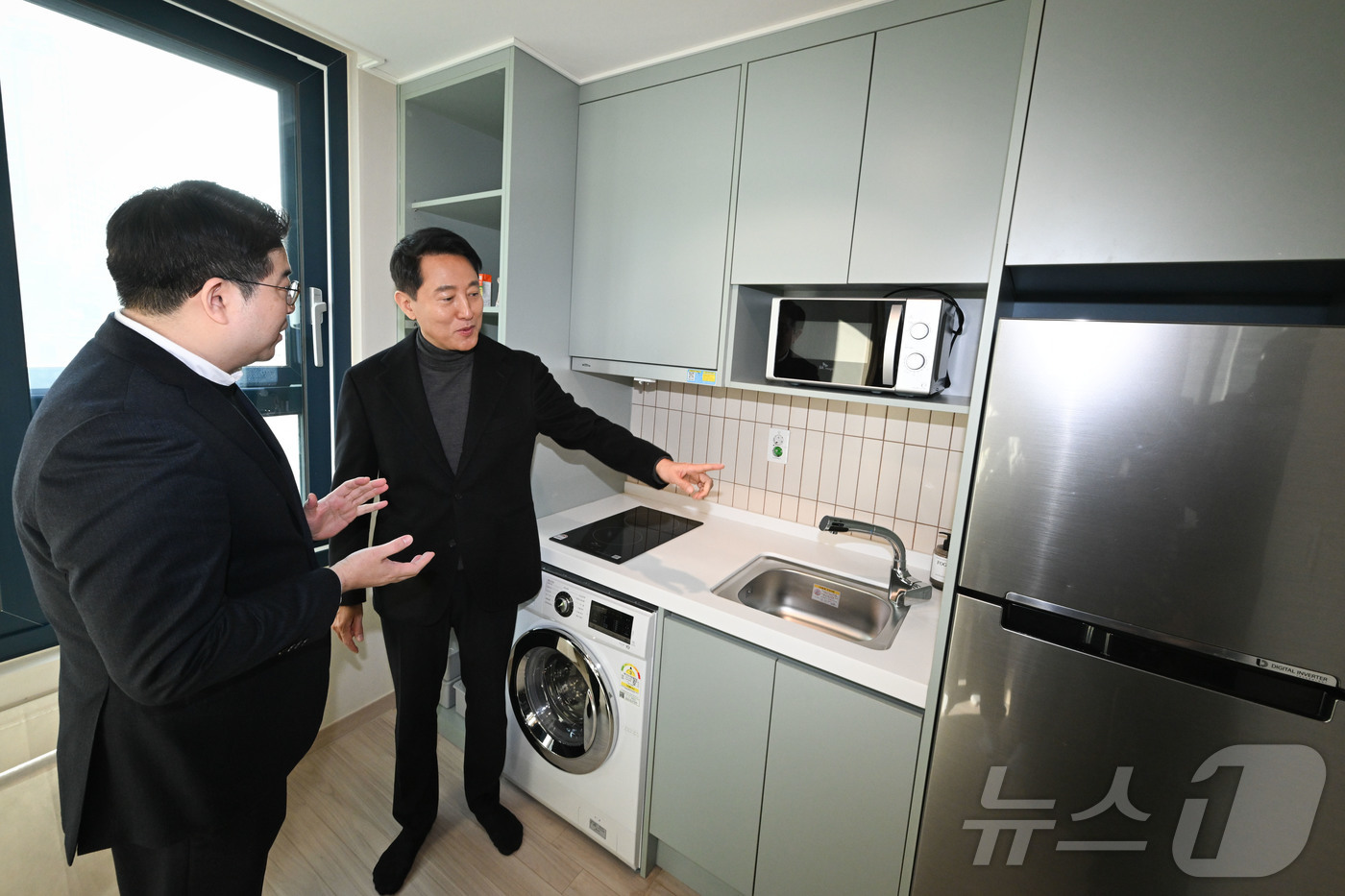 (서울=뉴스1) 박지혜 기자 = 오세훈 서울시장이 8일 오전 서울 마포구에 위치한 기업형 민간임대주택 '맹그로브 신촌'을 방문해 현장 점검을 하고 있다.(공동취재) 2026.1.8 …