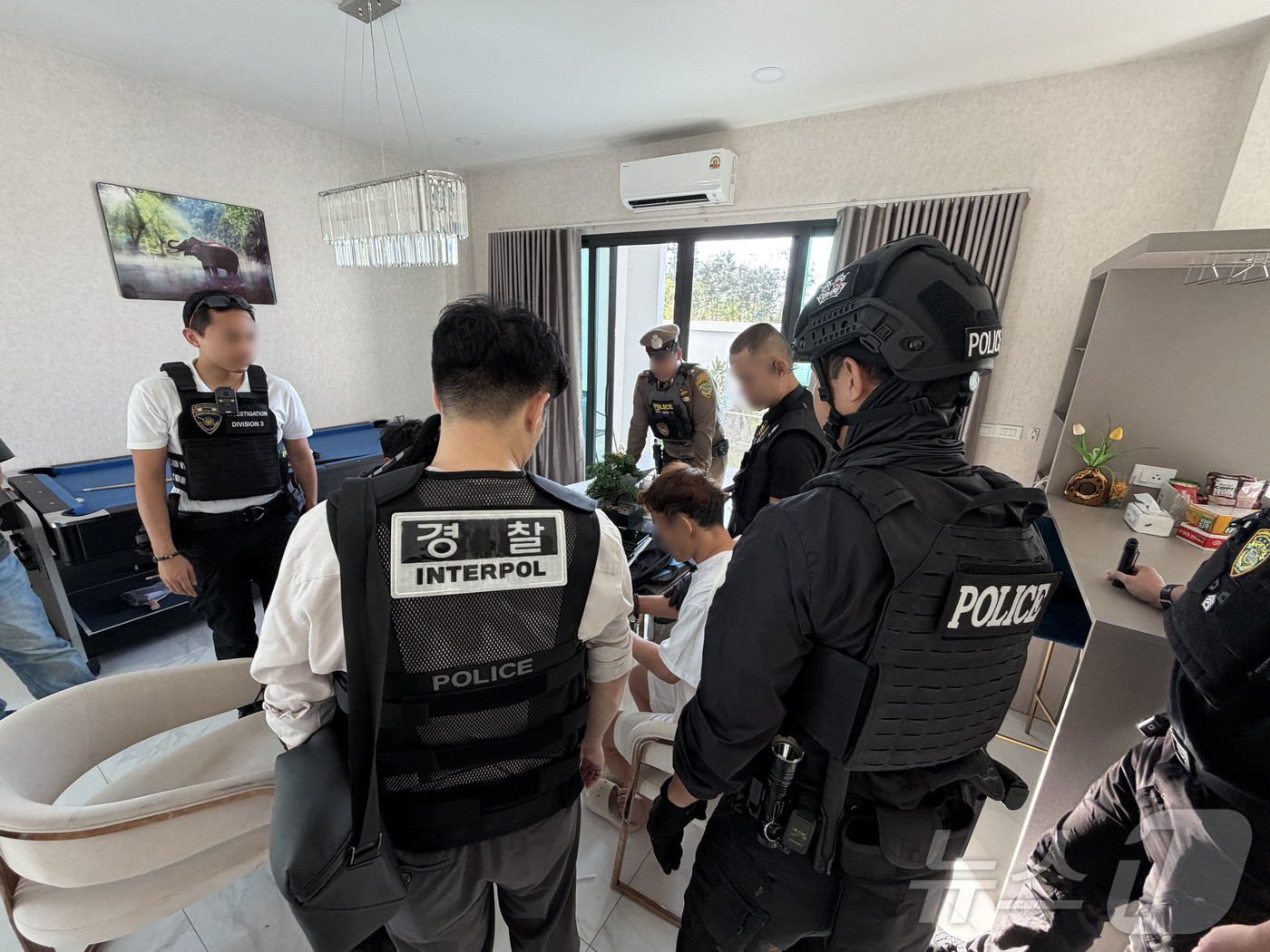 (서울=뉴스1) = 법무부·경찰청·국정원은 2025년 8월 캄보디아에서 발생한 ‘대학생(박 모씨) 살인 사건’에 관여한 혐의로 수사 중인 캄보디아 스캠 범죄조직의 총책급 범죄인 함 …