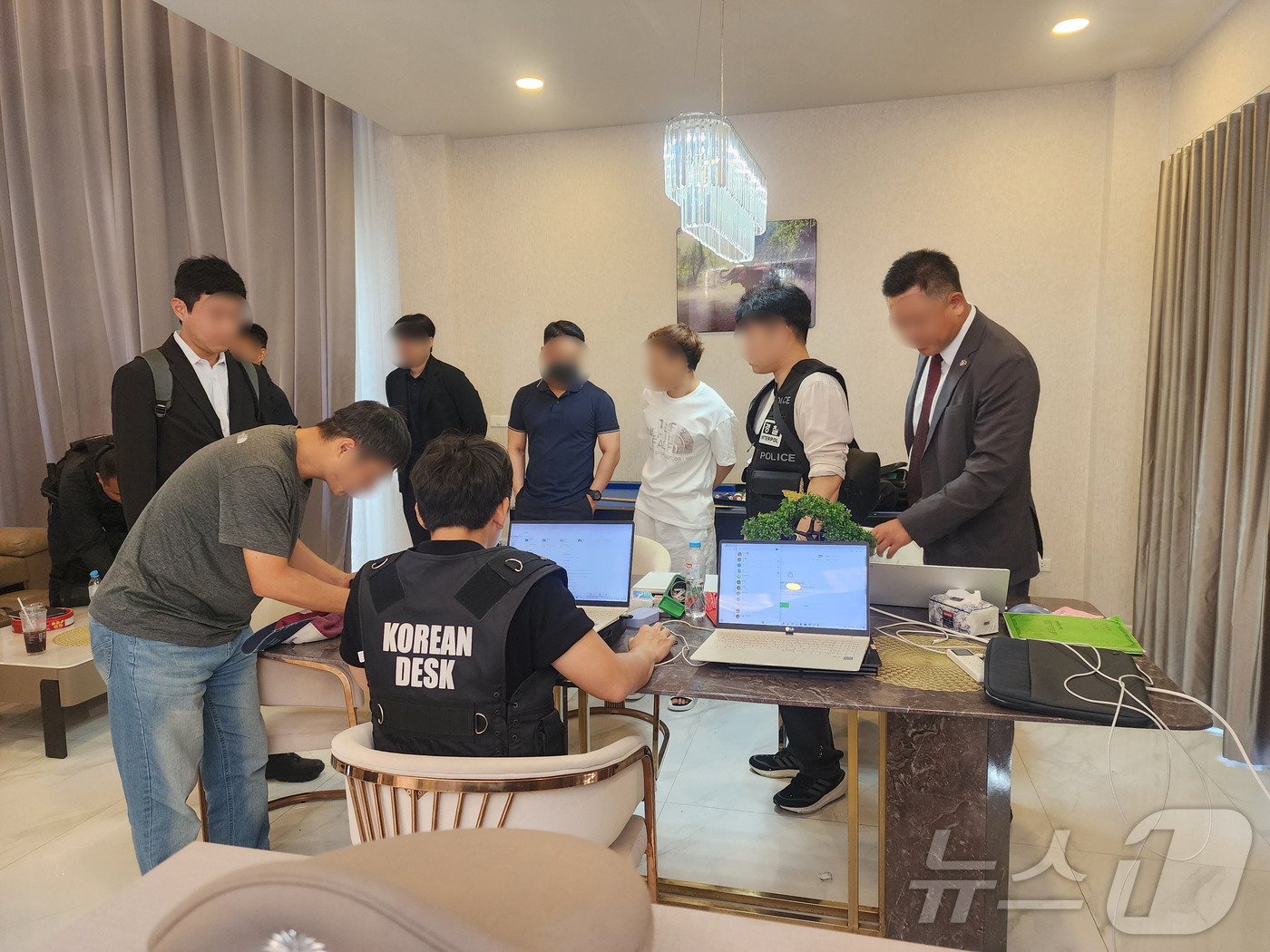 (서울=뉴스1) = 법무부·경찰청·국정원은 2025년 8월 캄보디아에서 발생한 ‘대학생(박 모씨) 살인 사건’에 관여한 혐의로 수사 중인 캄보디아 스캠 범죄조직의 총책급 범죄인 함 …