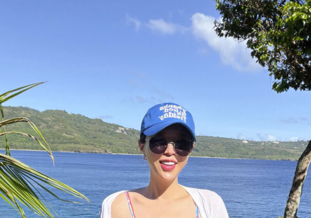 '7세 연하 문원과 열애' 신지, 사이판서 글래머 몸매 과시…날렵 턱선까지 [N샷]