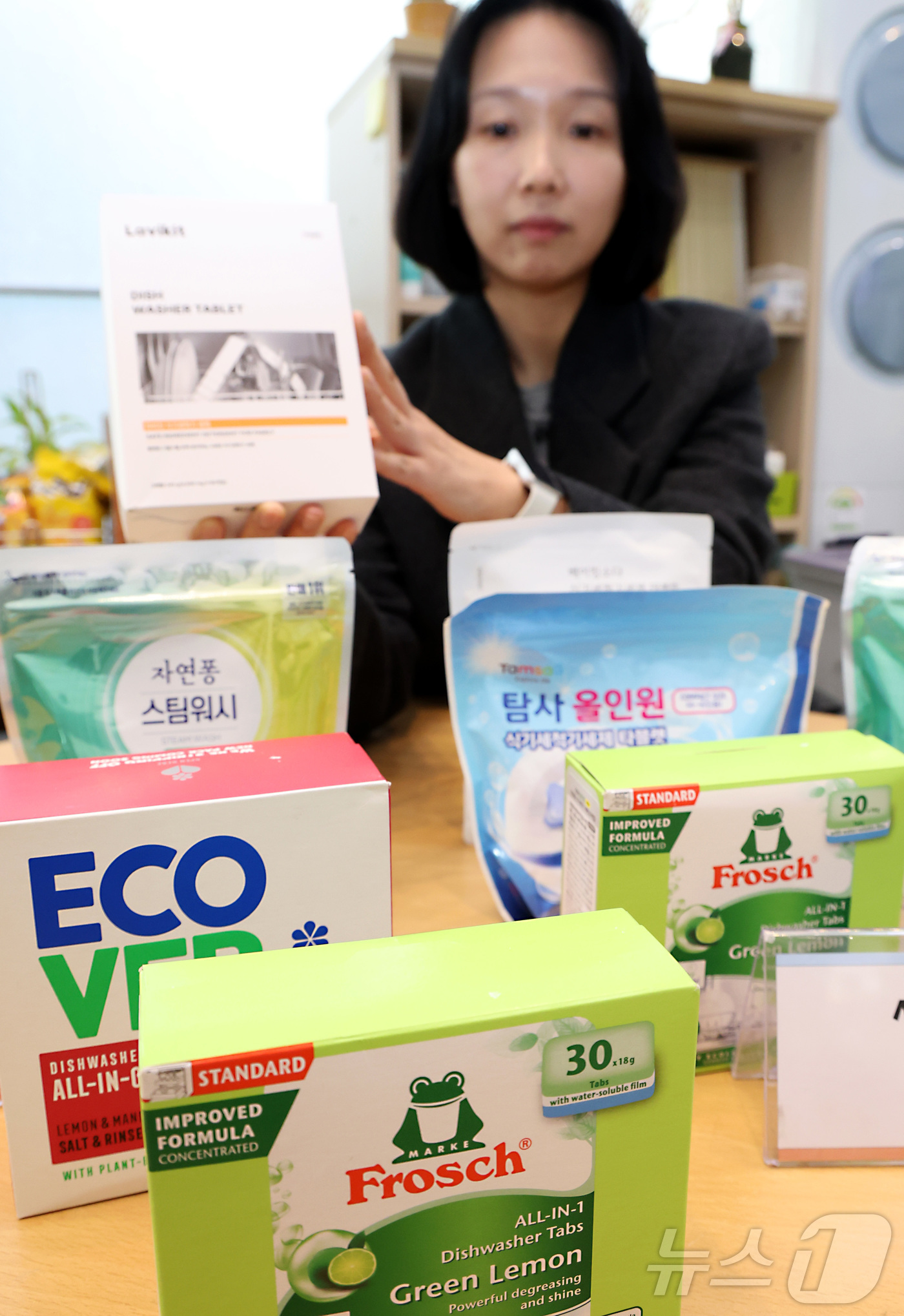 (세종=뉴스1) 김기남 기자 = 한국소비자원 화학환경팀 관계자가 8일 세종시 정부세종청사 공정거래위원회에서 정제형 식기세척기 세제 6개 제품의 세척 성능과 안전성, 환경성 등을 시 …