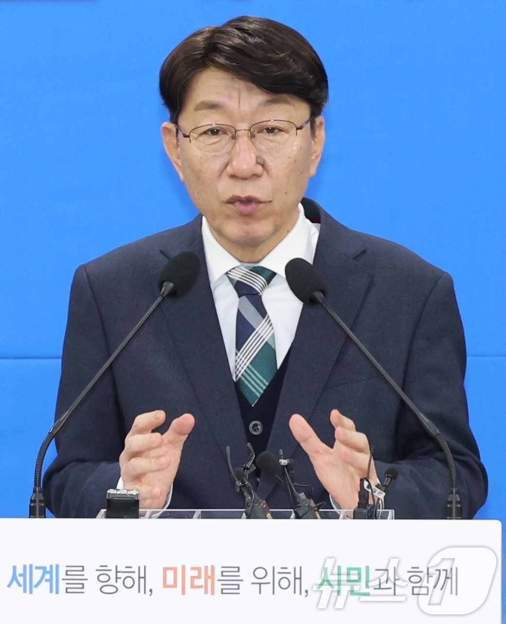 (전주=뉴스1) 유경석 기자 = 우범기 전주시장이 8일 전북 전주시 전주시청에서 신년 기자회견을 열고 시정 운영 방향을 발표하고 있다. 2026.1.8/뉴스1