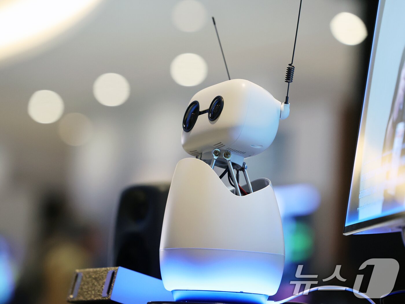 본문 이미지 - 세계 최대 IT(정보기술)·가전 전시회 'CES 2026' 개막 이틀차인 7일(현지시간) 미국 네바다주 라스베이거스 퐁텐블로 호텔에 마련된 엔비디아 전시장에서 관람객들이 로봇 '리치 미니' 체험을 하고 있다. 2026.1.8/뉴스1 ⓒ News1 황기선 기자