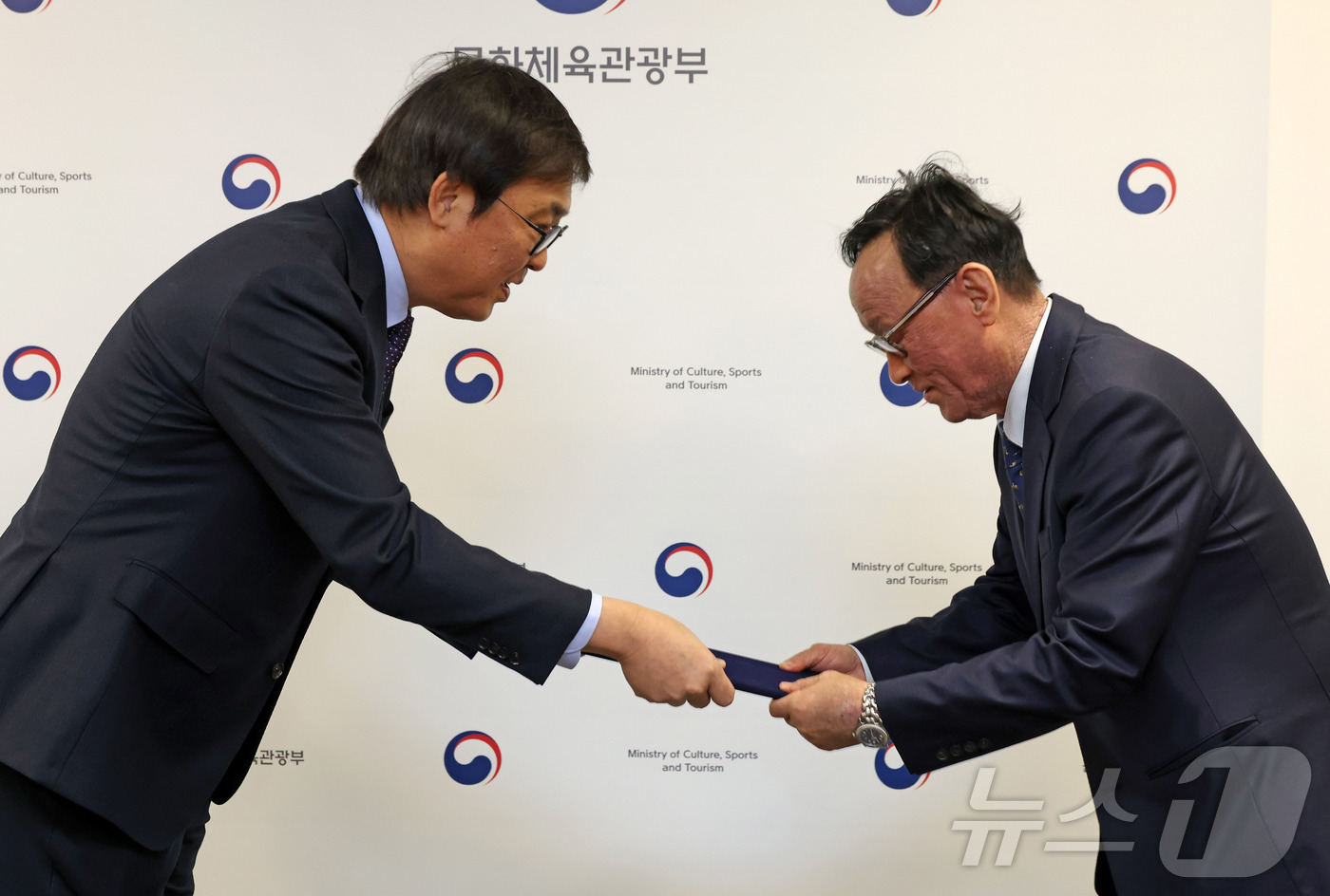 (서울=뉴스1) = 최휘영 문화체육관광부 장관이 8일 서울 종로구 국립현대미술관 서울관에서 신임 김명인 (재)국립세계문자박물관 관장에게 임명장을 수여하고 있다. (문화체육관광부 제 …