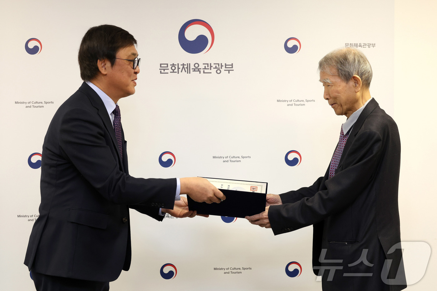 (서울=뉴스1) = 최휘영 문화체육관광부 장관이 8일 서울 종로구 국립현대미술관 서울관에서 신임 임준열 국립한국문학관 관장에게 임명장을 수여하고 있다. (문화체육관광부 제공. 재판 …