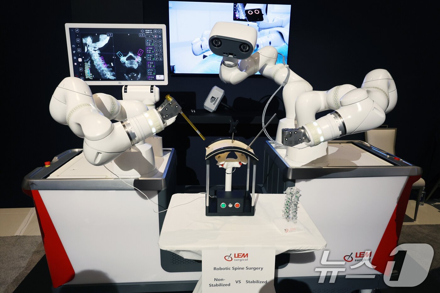 본문 이미지 - 세계 최대 IT(정보기술)·가전 전시회 'CES 2026' 개막 이틀차인 7일(현지시간) 미국 네바다주 라스베이거스 퐁텐블로 호텔에 마련된 엔비디아 전시장에 램서지컬 수술 로봇이 진열돼 있다. 2026.1.8/뉴스1 ⓒ News1 황기선 기자