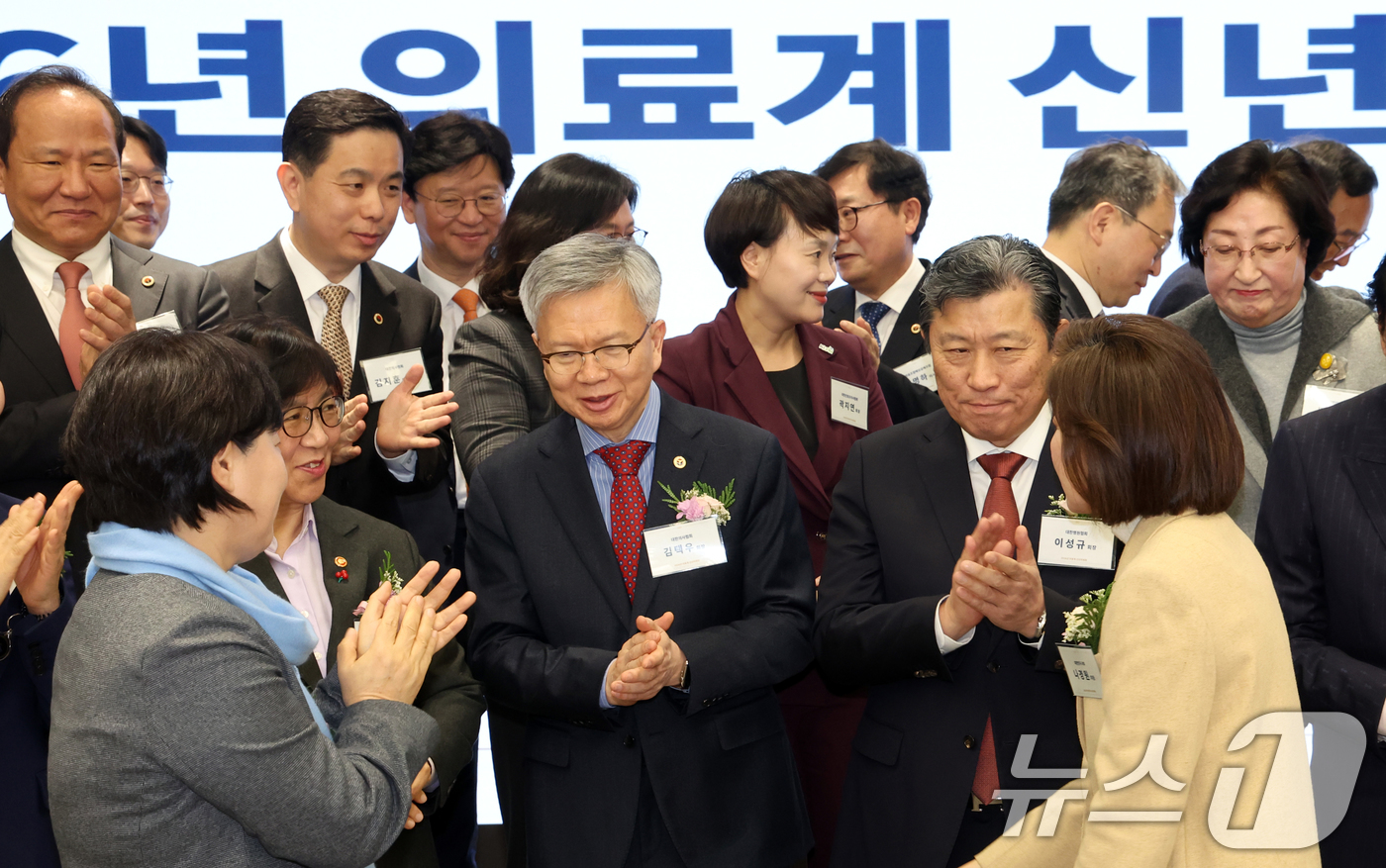 (서울=뉴스1) 김명섭 기자 = 8일 서울 용산구 대한의사협회에서 열린 2026년도 의료계 신년하례회에서 김택우 대한의사협회장, 이성규 대한병원협회장, 정은경 보건복지부 장관 등 …
